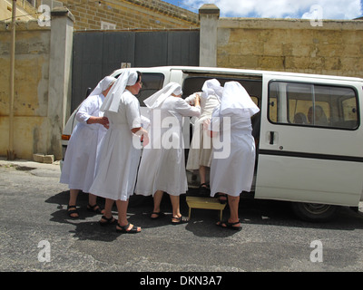 Un gruppo di suore sulla strada Foto Stock