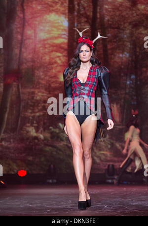 Birmingham, Regno Unito. Il 7 dicembre, 2013. Principali mostrano presso i vestiti Show Live, ballerini e dei modelli per la folla sulla passerella Credito: Paolo Hastie/Alamy Live News Foto Stock