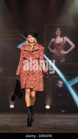 Birmingham, Regno Unito. Il 7 dicembre, 2013. Principali mostrano presso i vestiti Show Live, ballerini e dei modelli per la folla sulla passerella Credito: Paolo Hastie/Alamy Live News Foto Stock