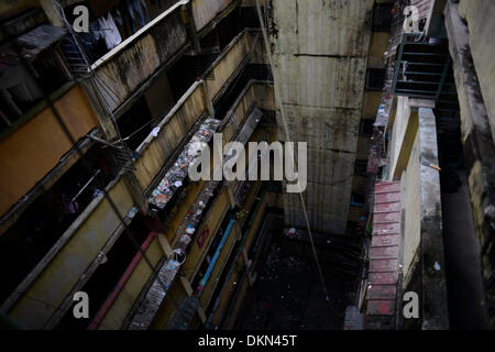 (131207) -- PANAMA CITY, 7 dicembre, 2013 (Xinhua) -- Immagine presa il 5 dicembre, 2013 mostra l'interno di un palazzo di appartamenti presso il quartiere Curundu nella città di Panama, capitale di Panama. Il quartiere Curundu, situato nel centro cittadino di Panama City e considerato come uno dei più pericolosi nei quartieri a causa del livello elevato di criminalità, ha registrato una diminuzione nella quantità di criminalità sin dall'inizio dell'alloggiamento progetto chiamato "Progetto Curundu', secondo il National Sistema Integrato delle statistiche criminali (SIEC, per il suo acronimo in spagnolo). Il progetto che ha 785 appartamenti per Foto Stock