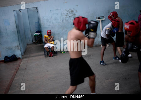 (131207) -- PANAMA CITY, 7 dicembre, 2013 (Xinhua) -- Immagine presa il 5 dicembre, 2013 dimostra ai giovani il treno in 'Rockero Alcazar" palestra presso il quartiere Curundu nella città di Panama, capitale di Panama. Il quartiere Curundu, situato nel centro cittadino di Panama City e considerato come uno dei più pericolosi nei quartieri a causa del livello elevato di criminalità, ha registrato una diminuzione nella quantità di criminalità sin dall'inizio dell'alloggiamento progetto chiamato "Progetto Curundu', secondo il National Sistema Integrato delle statistiche criminali (SIEC, per il suo acronimo in spagnolo). Il progetto che ha 1008 apa Foto Stock