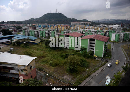 (131207) -- PANAMA CITY, 7 dicembre, 2013 (Xinhua) -- Immagine presa il 5 dicembre, 2013 mostra i nuovi edifici di appartamenti del "Progetto Curundu', al quartiere Curundu nella città di Panama, capitale di Panama. Il quartiere Curundu, situato nel centro cittadino di Panama City e considerato come uno dei più pericolosi nei quartieri a causa del livello elevato di criminalità, ha registrato una diminuzione nella quantità di criminalità sin dall'inizio dell'alloggiamento progetto chiamato "Progetto Curundu', secondo il National Sistema Integrato delle statistiche criminali (SIEC, per il suo acronimo in spagnolo). Il progetto che ha 1, Foto Stock