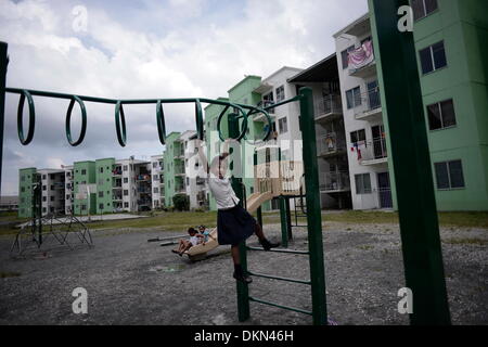 (131207) -- PANAMA CITY, 7 dicembre, 2013 (Xinhua) -- Immagine presa il 5 dicembre, 2013 mostra una bambina gioca nella zona comune del rinnovato settore presso il quartiere Curundu nella città di Panama, capitale di Panama. Il quartiere Curundu, situato nel centro cittadino di Panama City e considerato come uno dei più pericolosi nei quartieri a causa del livello elevato di criminalità, ha registrato una diminuzione nella quantità di criminalità sin dall'inizio dell'alloggiamento progetto chiamato "Progetto Curundu', secondo il National Sistema Integrato delle statistiche criminali (SIEC, per il suo acronimo in spagnolo). Il progetto che ha 1 Foto Stock