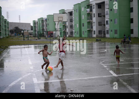 (131207) -- PANAMA CITY, 7 dicembre, 2013 (Xinhua) -- Immagine presa il 5 dicembre, 2013 mostra i bambini giocano nella zona comune del rinnovato settore presso il quartiere Curundu nella città di Panama, capitale di Panama. Il quartiere Curundu, situato nel centro cittadino di Panama City e considerato come uno dei più pericolosi nei quartieri a causa del livello elevato di criminalità, ha registrato una diminuzione nella quantità di criminalità sin dall'inizio dell'alloggiamento progetto chiamato "Progetto Curundu', secondo il National Sistema Integrato delle statistiche criminali (SIEC, per il suo acronimo in spagnolo). Il progetto che ha Foto Stock