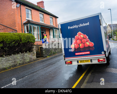 TESCO home delivery service autocarro autocarro consegna ad una casa in Knighton Powys Wales UK Foto Stock