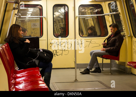 Tubo di Romeno sistema - Persone sul vecchio treno della metropolitana a Bucarest, Romania Foto Stock