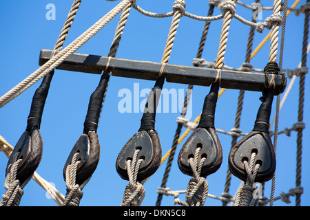 Vintage barca di legno di puleggia e funi dettaglio sotto il cielo blu Foto Stock