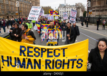 Londra, Regno Unito. 7 Dic 2013. Tibetani marzo in segno di protesta contro le violazioni dei diritti umani e la continua occupazione del Tibet da parte della Cina. Credito: Paolo Davey/Alamy Live News Foto Stock