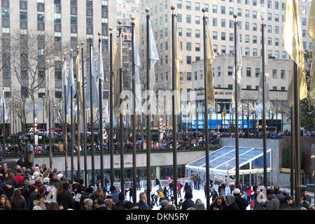 Grandi folle jam Rockefeller Center durante il primo fine settimana dopo l'albero salì Foto Stock