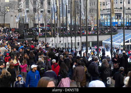 Grandi folle jam Rockefeller Center durante il primo fine settimana dopo l'albero era accesa Foto Stock