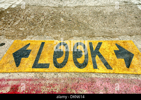 Guarda entrambi i sensi segno dipinto su una strada. San Diego, California, Stati Uniti. Foto Stock