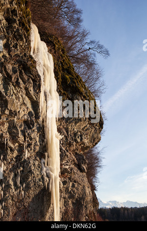 Cascata ghiacciata su una ripida scogliera fuori l'ingresso Chilkat nel sud-est dell Alaska su una soleggiata giornata invernale. Foto Stock