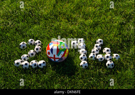 Messaggio per il 2014 dotate di squadre internazionali calcio palloni da calcio in erba verde campo Foto Stock