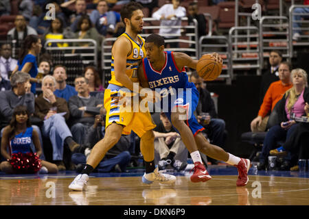 7 dicembre 2013: PHILADELPHIA 76ers piccolo avanti Hollis Thompson (31) rigidi per il cestello con Denver Nuggets guardia di tiro Evan Fournier (94) di guardia lui durante il gioco NBA tra Denver Nuggets e la Philadelphia 76ers presso la Wells Fargo Center di Philadelphia, Pennsylvania. Le Pepite win 103-92. (Christopher Szagola/Cal Sport Media) Foto Stock