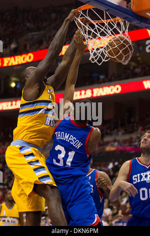 7 dicembre 2013: Denver Nuggets avanti potenza J.J. Hickson (7) schiacciate la palla sul Philadelphia 76ers piccolo avanti Hollis Thompson (31) durante il gioco NBA tra Denver Nuggets e la Philadelphia 76ers presso la Wells Fargo Center di Philadelphia, Pennsylvania. Le Pepite win 103-92. (Christopher Szagola/Cal Sport Media) Foto Stock