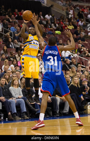 7 dicembre 2013: Denver Nuggets point guard Nate Robinson (10) Spara la palla con Philadelphia 76ers piccolo avanti Hollis Thompson (31) di guardia lui durante il gioco NBA tra Denver Nuggets e la Philadelphia 76ers presso la Wells Fargo Center di Philadelphia, Pennsylvania. Le Pepite win 103-92. (Christopher Szagola/Cal Sport Media) Foto Stock