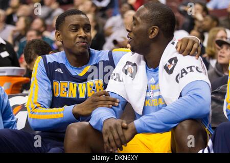 7 dicembre 2013: Denver Nuggets le piccole avanti Quincy Miller (30) mette il suo braccio intorno al potere di trasmettere J.J. Hickson (7) come fossero su ''Kiss Cam'' durante il gioco NBA tra Denver Nuggets e la Philadelphia 76ers presso la Wells Fargo Center di Philadelphia, Pennsylvania. Le Pepite win 103-92. (Christopher Szagola/Cal Sport Media) Foto Stock