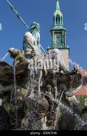 Fontana di Nettuno (Neptunbrunnen), costruito nel 1891, si trova a Berlino, in Germania Foto Stock