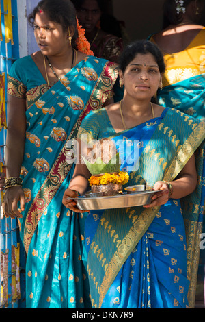 Donna indiana che trasportano puja offerte presso un indù rurale villaggio indiano la cerimonia nuziale. Andhra Pradesh, India Foto Stock