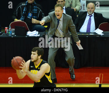 Des Moines, Iowa, USA. Il 7 dicembre, 2013. Dicembre 7th., 2013: Drake head coach Ray Giacoletti sottolineando un uomo aperto alla sua squadra durante il NCAA pallacanestro tra l'Iowa Hawkeyes e il Drake Bulldog a Wells Fargo Arena di Des Moines, Iowa.Ke Lu/CSM/Alamy Live News Foto Stock