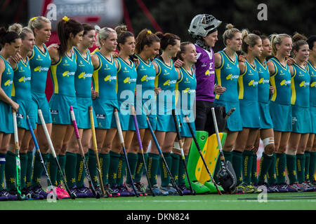 Tucuman, Argentina. 07Th Dec, 2013. Inghilterra v Australia, le donne del mondo di Hockey League, Tucuma&#x301;n, Argentina. Club Natacio&#x301;n Gimnasia y. Australia team line up per il loro sistema nazionale di credito antherm: Azione Plus sport/Alamy Live News Foto Stock