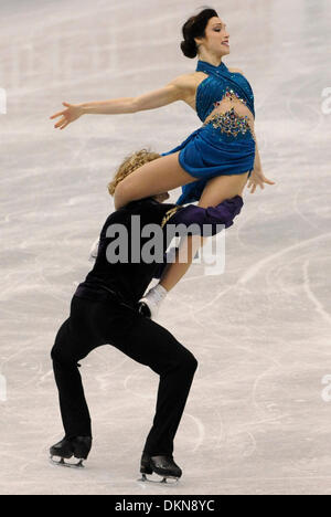 Tokyo, Giappone. L'8 dicembre, 2013. Meryl Davis (Up) e Charlie White degli Stati Uniti di eseguire durante la danza su ghiaccio gratis Danza dell'ISU Grand Prix di Pattinaggio di Figura finale a Fukuoka, Giappone, 7 dicembre, 2013. Davis e White ha vinto la medaglia d'oro. Credito: Stringer/Xinhua/Alamy Live News Foto Stock