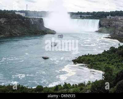 Cascate del Niagara, lato canadese. La Domestica della Foschia tour in barca si avvicina le Cascate Foto Stock