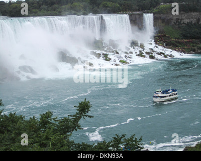 Cascate del Niagara, lato canadese. La Domestica della Foschia tour in barca si avvicina le Cascate Foto Stock