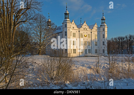 Castello di Ahrensburg con neve, Schleswig Holstein, Germania Foto Stock