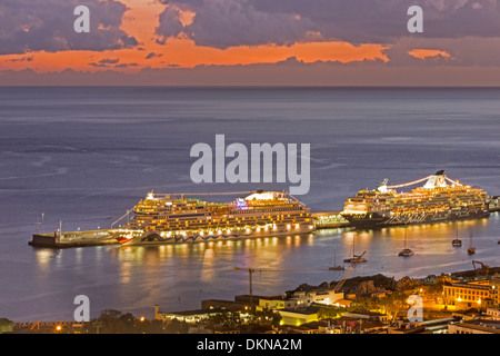 Dal porto di Funchal con navi da crociera, Madeira, Portogallo Foto Stock