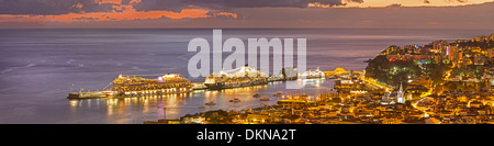 Dal porto di Funchal con navi da crociera, Madeira, Portogallo Foto Stock