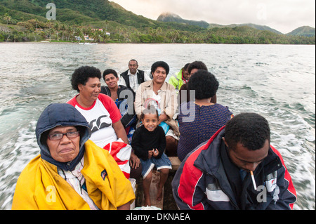 Gli abitanti di un villaggio da Lomati insieme fuori dal Qalikarua per i 90 minuti di viaggio da longboat a ritornare al loro villaggio. Matuku, Laus, Isole Figi Foto Stock