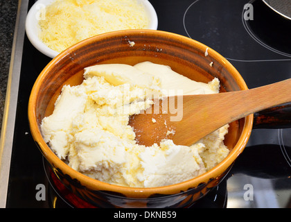 Preparare la fonduta di formaggio in casa Foto Stock