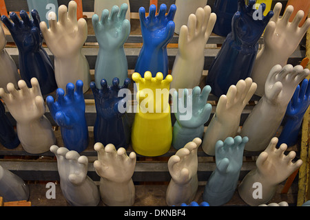 Un display di forma a mano gioielli in ceramica titolari al pesce di Eddy a 889 Broadway in Lower Manhattan, New York City Foto Stock