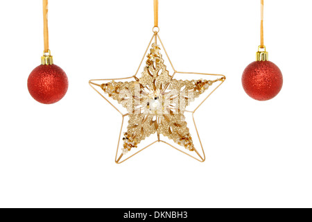 Oro e jeweled stella di Natale e rosso glitter baubles appeso da nastro isolata contro bianco Foto Stock