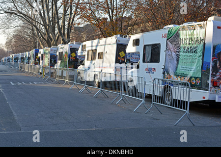 Una fila di Lubavitch Mitzvà serbatoi line up Crown Heights di Brooklyn, a New York per una Hanukkah parata del giorno. Foto Stock