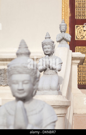 Inginocchiarsi di statue che ornano il Mondapa o Biblioteca Reale, Palazzo reale di Phnom Penh, Cambogia Foto Stock