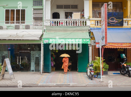 Un monaco buddista offrendo benedizioni per le strade di Phnom Penh Cambogia Foto Stock