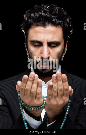 Musulmano occidentale pregando con Tasbih Foto Stock