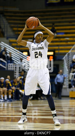 Berkeley, CA, Stati Uniti d'America. Il 7 dicembre, 2013. 07 dic 2013 - Berkeley CA USA California porta F # 24 Courtney range look aperta per il compagno di squadra durante il NCAA Womens gioco di basket tra Pacific University tigri e California Golden Bears a Hass Pavilion Berkeley Calif Credito: csm/Alamy Live News Foto Stock