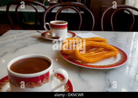 Cioccolato con churros in una caffetteria. Madrid, Spagna Foto Stock