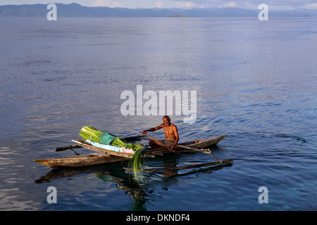 Il vecchio uomo di legno per sguazzare piroga canoa outrigger in Raja Ampat isole, Papua Occidentale Foto Stock