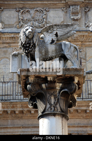 Leone alato di Venezia in Piazza delle Erbe, Verona, Italia Foto Stock