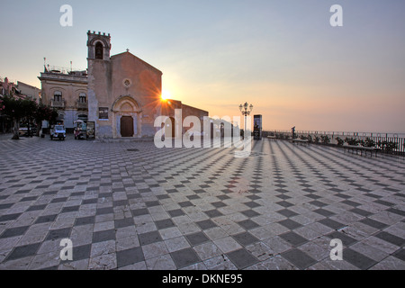 Piazza IX Aprile, Taormina e chiesa di Sant'Agostino, Sicilia, Italia Foto Stock