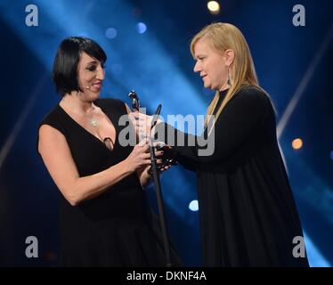 Berlino, Germania. 07Th Dec, 2013. Il produttore Ada Solomon (R) riceve la coproduzione europea award dalla attrice spagnola Rossy de Palma a 26th European Film Awards di Berlino, Germania, 07 dicembre 2013. Foto: BRITTA PEDERSEN/dpa/Alamy Live News Foto Stock