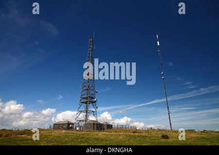 Un trasmettitore televisivo montante e un forno a microonde della torre contro un cielo blu. Foto Stock