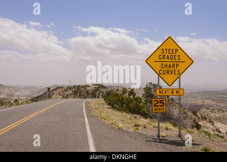 Strada lungo le cime, Hogback Ridge, Scenic Byway 12, Utah, Stati Uniti d'America Foto Stock