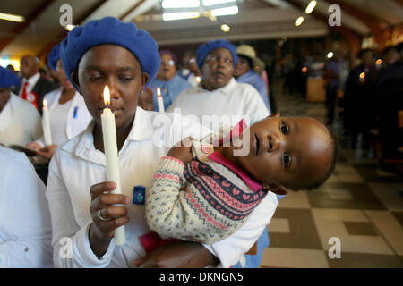 Soweto, Sud Afica. 8 Dic 2013. I membri della chiesa Regina Mundi tenere il servizio di una chiesa in onore di ex presidente Nelson Mandela in Dicembre 8, 2013 a Soweto, Sud Africa. Il padre della patria, Nelson Mandela, Tata Madiba, passate tranquillamente la sera del 5 dicembre 2013 nella sua casa di Houghton con la famiglia. Sarà sepolto in Qunu il 15 dicembre 2013. Credito: Gallo immagini/Alamy Live News Foto Stock