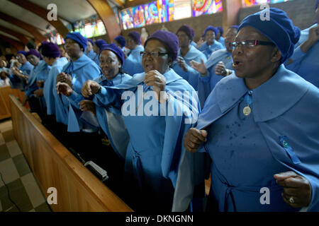 Soweto, Sud Afica. 8 Dic 2013. I membri della chiesa Regina Mundi tenere il servizio di una chiesa in onore di ex presidente Nelson Mandela in Dicembre 8, 2013 a Soweto, Sud Africa. Il padre della patria, Nelson Mandela, Tata Madiba, passate tranquillamente la sera del 5 dicembre 2013 nella sua casa di Houghton con la famiglia. Sarà sepolto in Qunu il 15 dicembre 2013. Credito: Gallo immagini/Alamy Live News Foto Stock