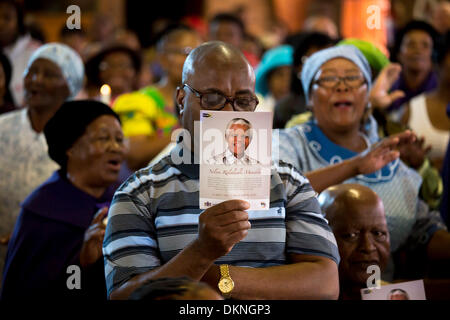 Soweto, Sud Afica. 8 Dic 2013. I membri della chiesa Regina Mundi tenere il servizio di una chiesa in onore di ex presidente Nelson Mandela in Dicembre 8, 2013 a Soweto, Sud Africa. Il padre della patria, Nelson Mandela, Tata Madiba, passate tranquillamente la sera del 5 dicembre 2013 nella sua casa di Houghton con la famiglia. Sarà sepolto in Qunu il 15 dicembre 2013. Credito: Gallo immagini/Alamy Live News Foto Stock